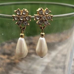 Bridal style pearl drop earrings.
